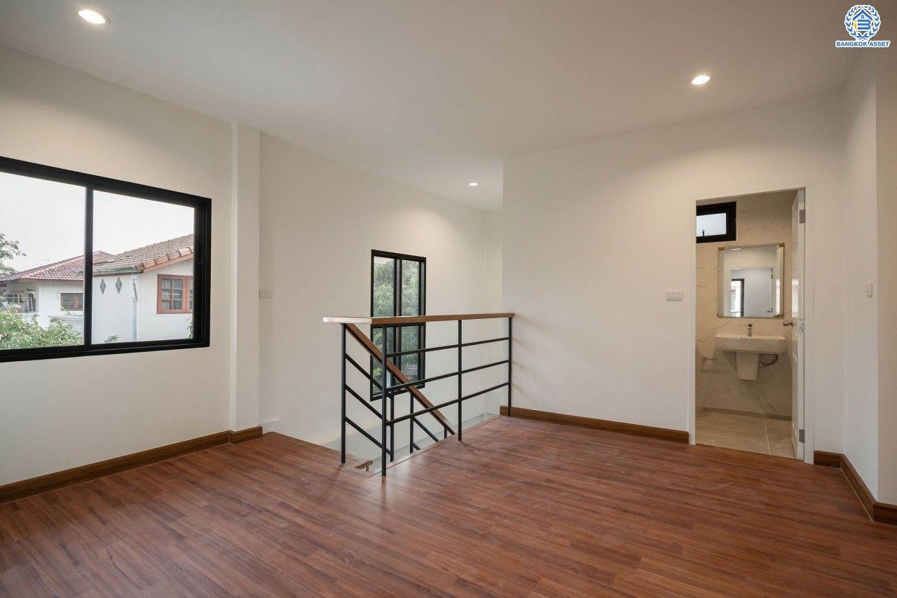 บ้านมือสองตกแต่งใหม่ โครงการ บูรพาวิลล่า3 บรมราชชนนี เนื้อที่ 60 ตร.ว. ฟังก์ชันครบ 4 ห้องนอน 3 ห้องน้ำ 1 ห้องอเนกประสงค์ 2 ที่จอดรถ บ้านสวยสภาพดี พร้อมเข้าอยู่ บนทำเลศักยภาพเข้า-ออกได้หลายเส้นทาง ใกล้รถไฟฟ้าสายสีน้ำเงิน "สถานีไฟฉาย" และทางด่วน "ศรีรัช"